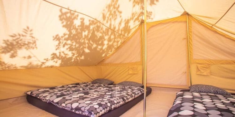 Campingbett für 2 Personen (depositphotos.com)