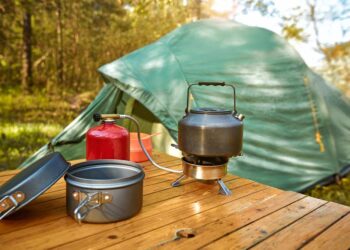 Campingmöbel Holz (depositphotos.com)