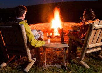Campingtisch aus Holz (depositphotos.com)