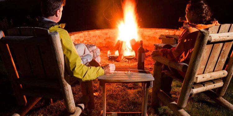 Campingtisch aus Holz (depositphotos.com)