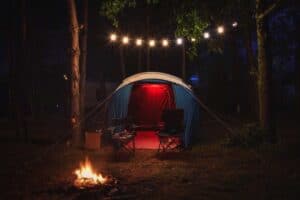 Camping Lichterkette (depositphotos.com)