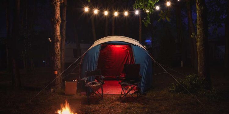 Camping Lichterkette (depositphotos.com)