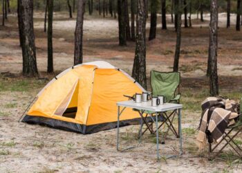 Campingtisch mit Stuhl (depositphotos.com)
