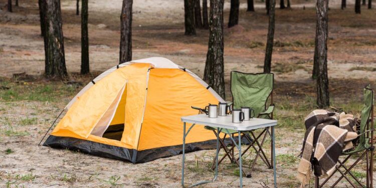 Campingtisch mit Stuhl (depositphotos.com)