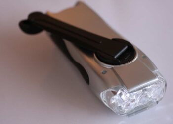 Kurbeltaschenlampe (depositphotos.com)