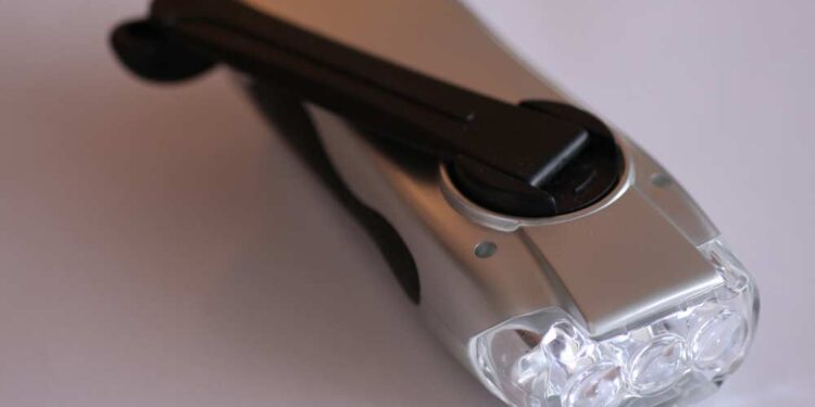 Kurbeltaschenlampe (depositphotos.com)