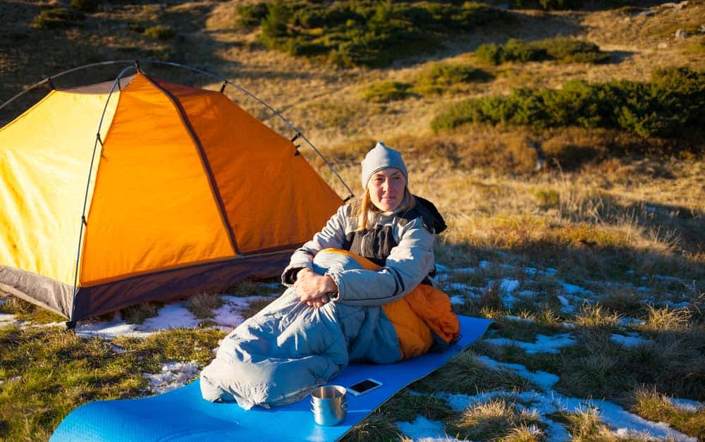 Winter-Outdoor-Schlafsack (depositphotos.com)