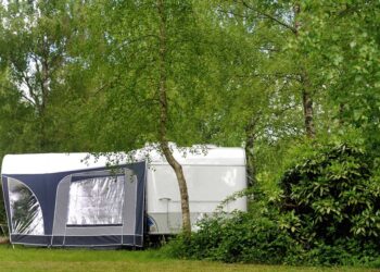 Wohnmobil mit Vorzelt (depositphotos.com)