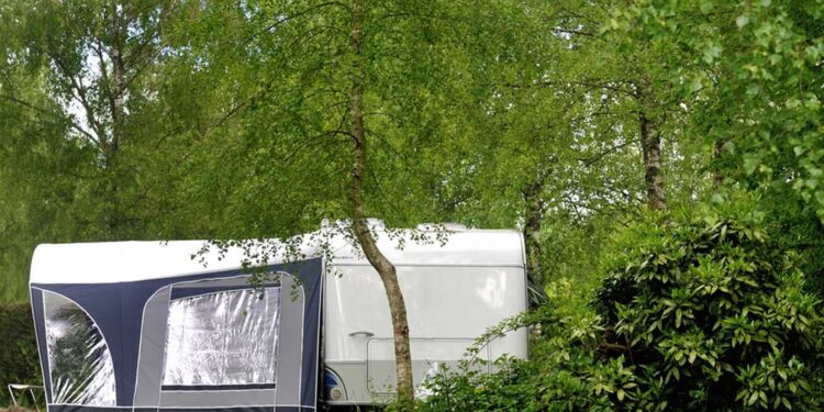 Wohnmobil mit Vorzelt (depositphotos.com)