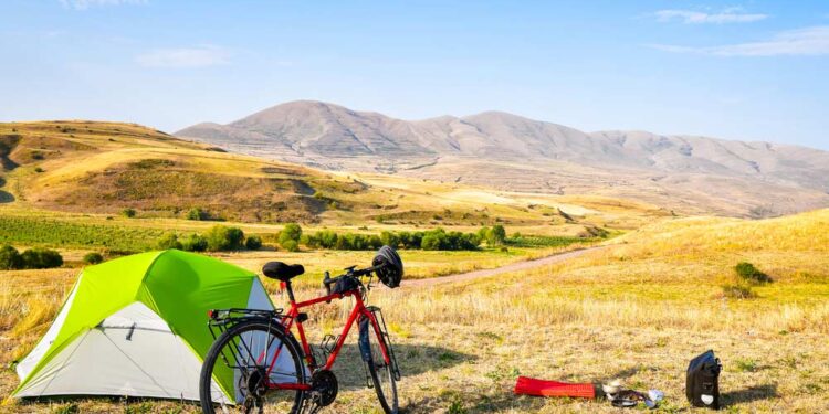 Zelt für Fahrradtour (depositphotos.com)